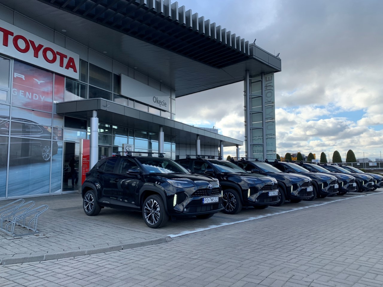 Toyota dostarczyła 21 hybrydowych SUV-ów Portom Lotniczym