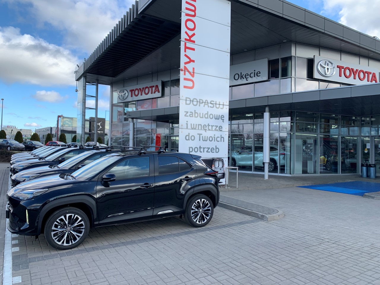 Toyota dostarczyła 21 hybrydowych SUV-ów Portom Lotniczym