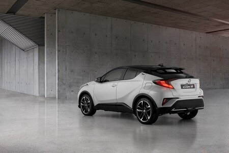 GR SPORT najpopularniejszą wersją Toyoty C-HR. Dobra dostępność kompaktowego crossovera Toyoty