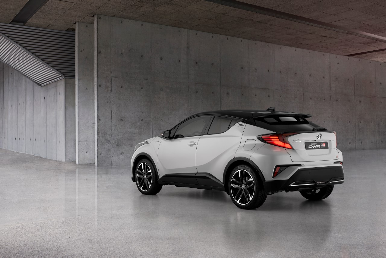 GR SPORT najpopularniejszą wersją Toyoty C-HR. Dobra dostępność kompaktowego crossovera Toyoty
