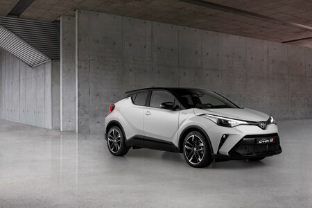 GR SPORT najpopularniejszą wersją Toyoty C-HR. Dobra dostępność kompaktowego crossovera Toyoty
