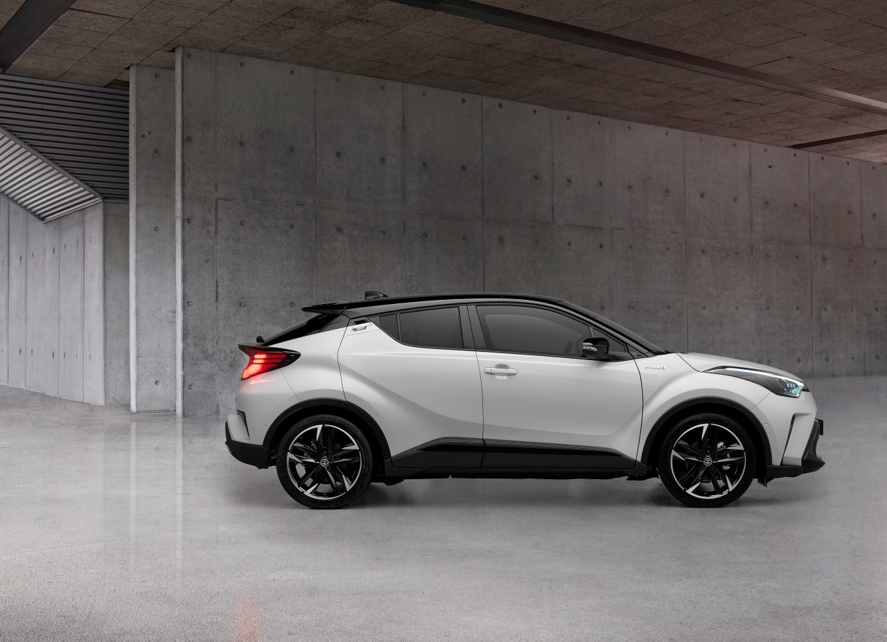 GR SPORT najpopularniejszą wersją Toyoty C-HR. Dobra dostępność kompaktowego crossovera Toyoty