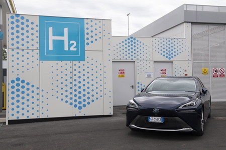 Wenecja zyskała nową flotę wodorowych sedanów Toyota Mirai i publiczną stację tankowania wodoru