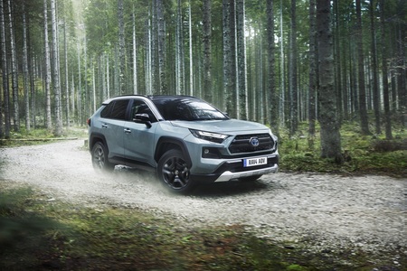Napęd 4x4 według Toyoty. Czym różnią się klasyczne terenówki, hybrydowe SUV-y i elektryczny bZ4X?