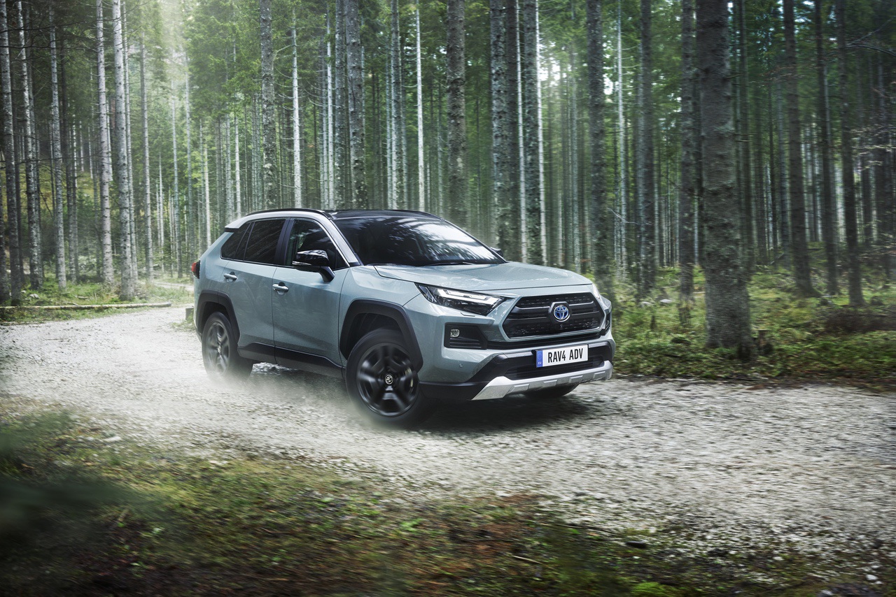 Napęd 4x4 według Toyoty. Czym różnią się klasyczne terenówki, hybrydowe SUV-y i elektryczny bZ4X?