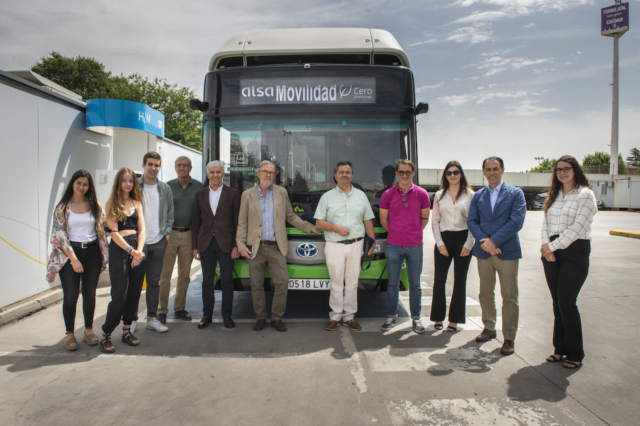 Autobus z wodorowym napędem Toyoty wozi pasażerów w Madrycie