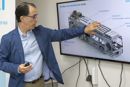 Autobus z wodorowym napędem Toyoty wozi pasażerów w Madrycie