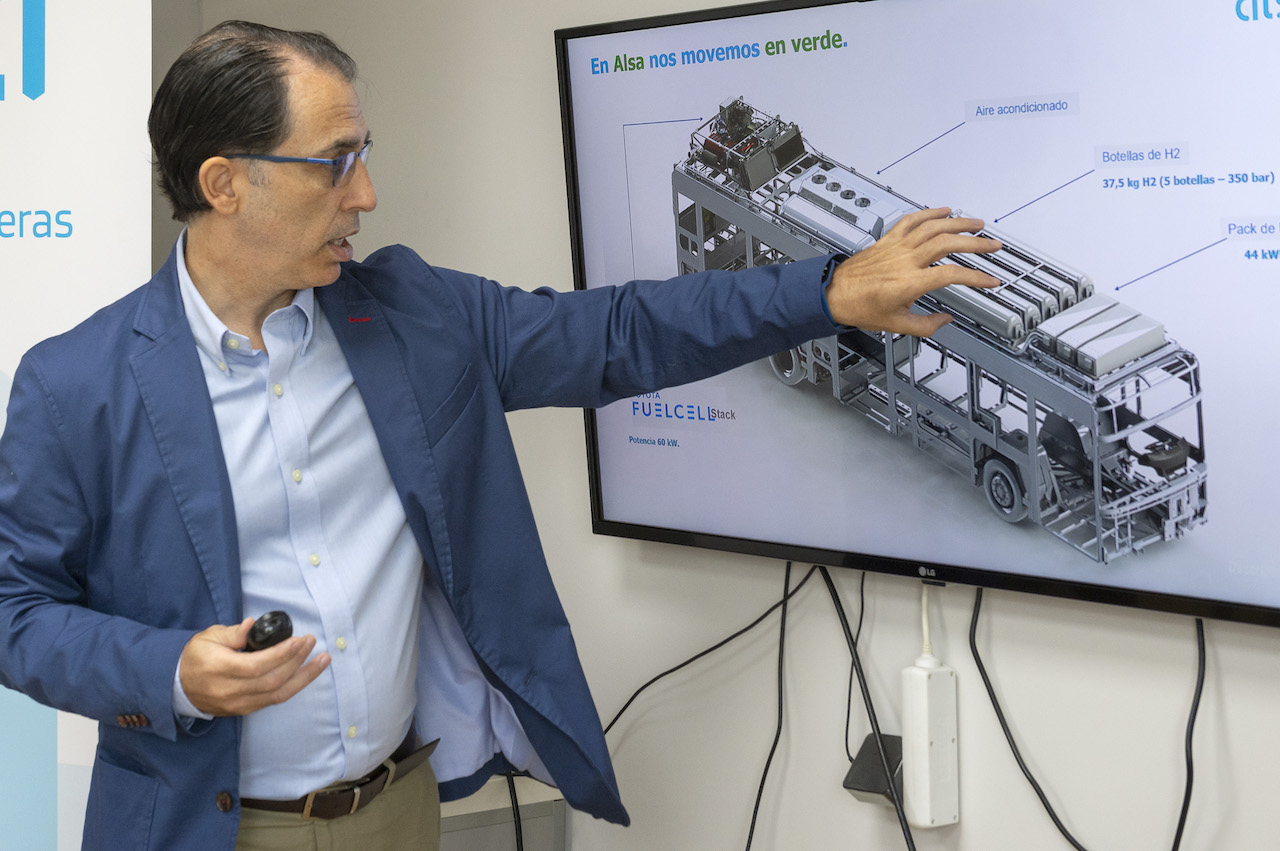 Autobus z wodorowym napędem Toyoty wozi pasażerów w Madrycie