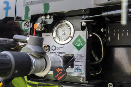 Autobus z wodorowym napędem Toyoty wozi pasażerów w Madrycie