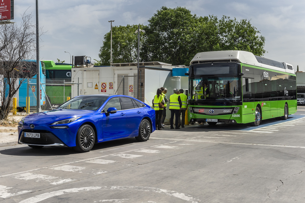 Autobus z wodorowym napędem Toyoty wozi pasażerów w Madrycie