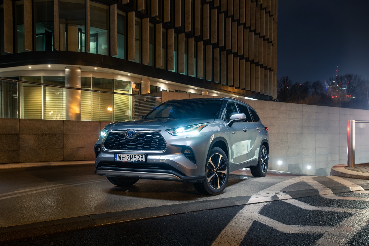 Asystent kierowcy Toyoty skuteczny w nocy. Jeden z najlepszych wyników w testach IIHS