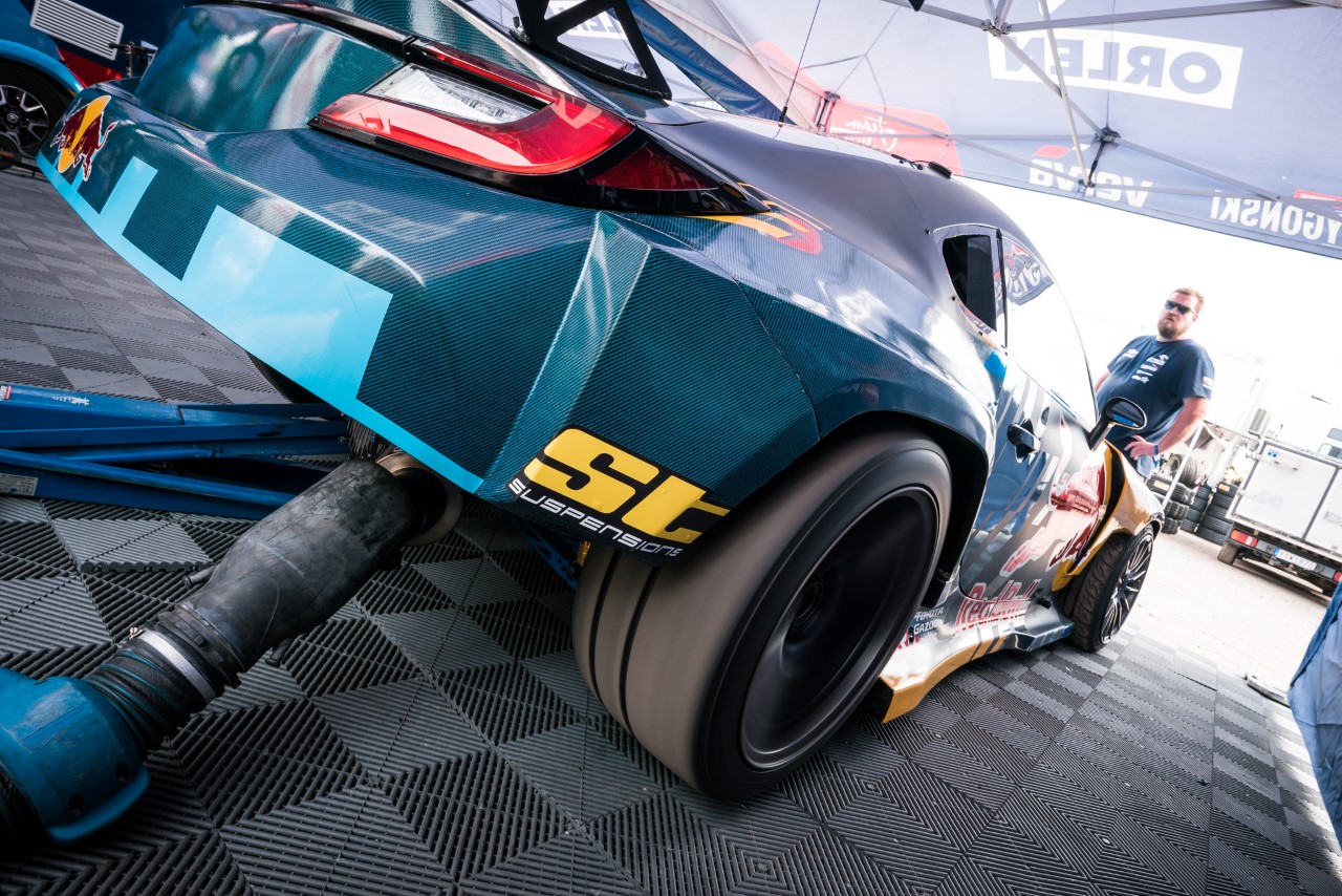 Toyota GR86 Kuby Przygońskiego. Tak zbudowany jest profesjonalny samochód driftingowy