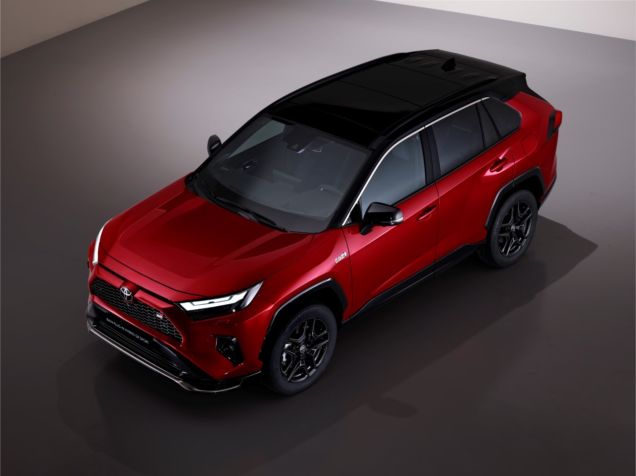 Toyota RAV4 w nowej wersji GR SPORT. Dynamiczna stylistyka i modyfikacje zawieszenia