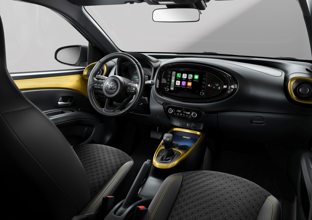 Aygo X z rocznika 2023. Nowy lakier Brass Gold i nowa wersja Selection 