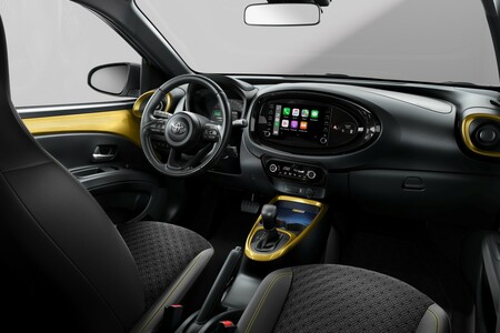 Aygo X z rocznika 2023. Nowy lakier Brass Gold i nowa wersja Selection 