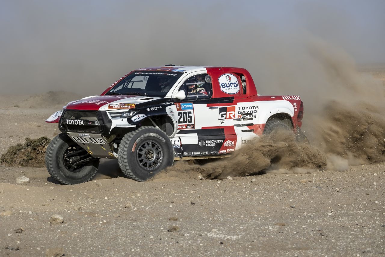 Trzy załogi TOYOTA GAZOO Racing w ulepszonych Toyotach GR DKR Hilux T1+ na Rajd Dakar 2023