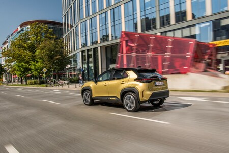 Dobra dostępność modeli Toyoty z rocznika 2022. Nowe partie Yarisa, Yarisa Cross, Corolli Sedan, Toyoty C-HR już w Polsce