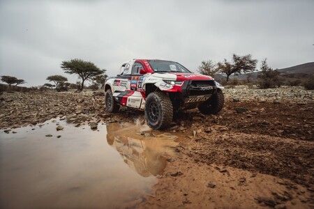 Trzy Toyoty Hilux na prowadzeniu w Rajdzie Dakar 2023 