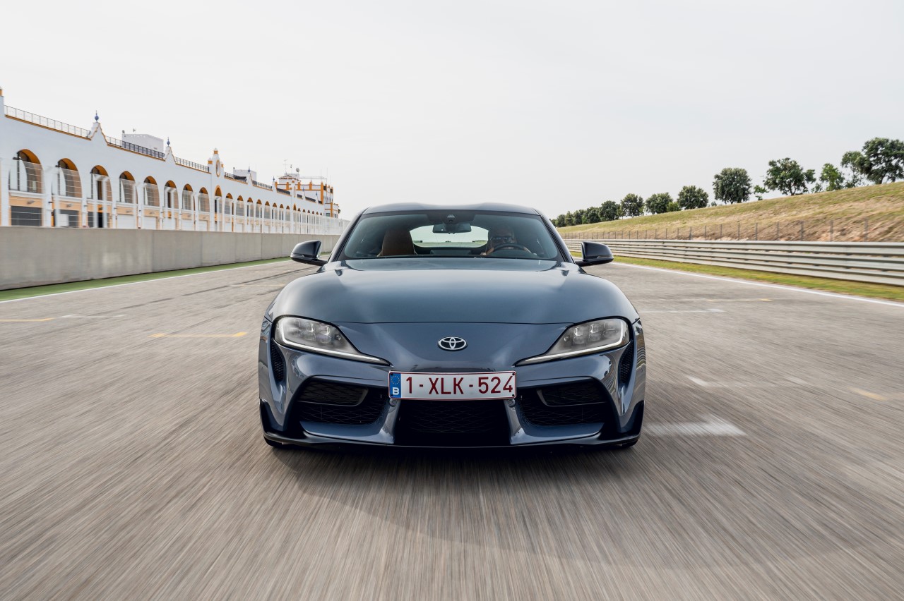 Toyota GR Supra, czyli torowe auto na drogi. Czym różni się wyścigowa wersja GT4?