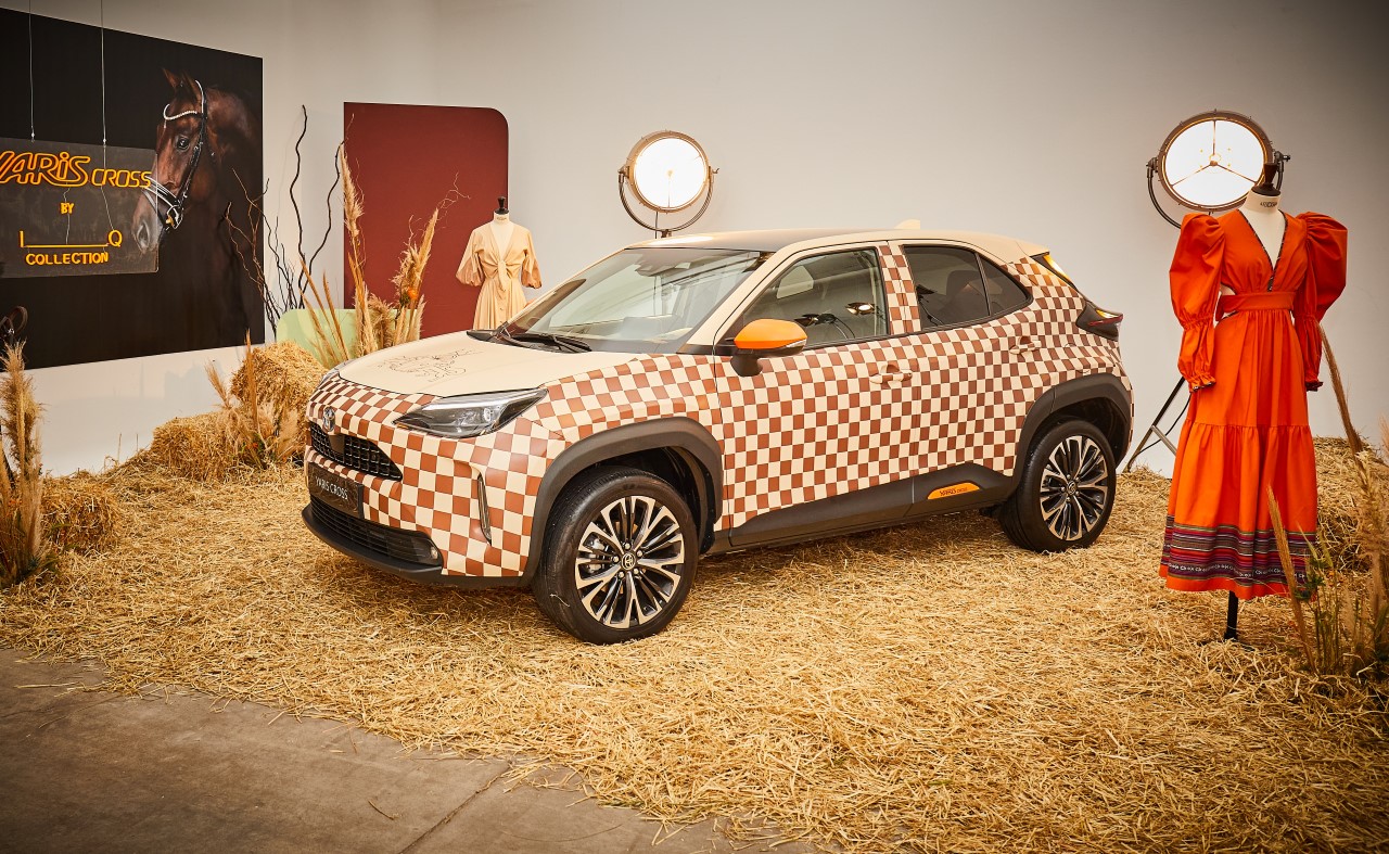 Yaris Cross w lśniącej stylizacji Jorge Redondo – odkrycia Tygodnia Mody w Madrycie 2022
