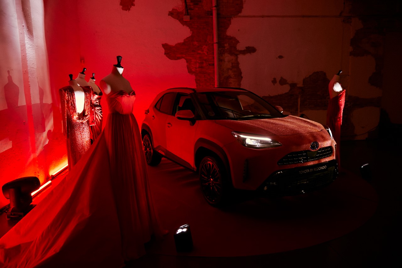Yaris Cross w lśniącej stylizacji Jorge Redondo – odkrycia Tygodnia Mody w Madrycie 2022