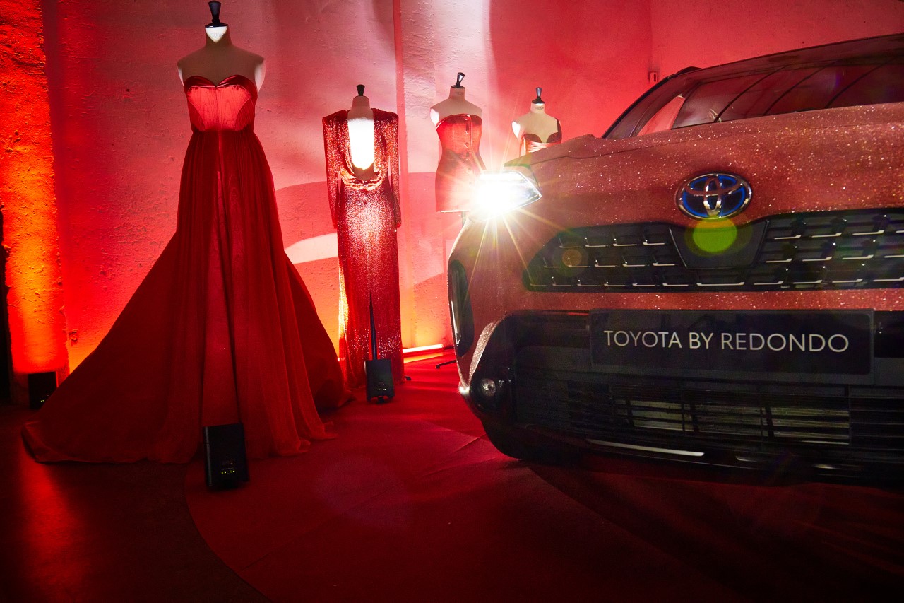 Yaris Cross w lśniącej stylizacji Jorge Redondo – odkrycia Tygodnia Mody w Madrycie 2022