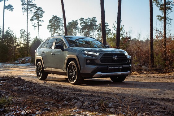 Toyota sprzedała w Polsce ponad 100 000 hybrydowych SUV-ów