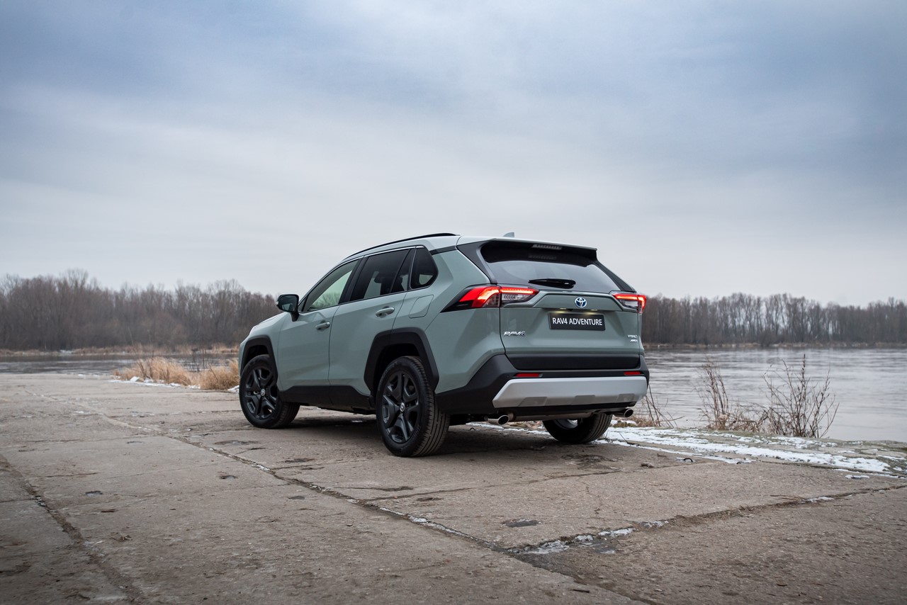 Toyota sprzedała w Polsce ponad 100 000 hybrydowych SUV-ów