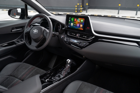 Toyota C-HR z napędem hybrydowym 2.0 w cenie hybrydy 1.8. Dobrze wyposażony crossover z rabatem do 11,5 tys. zł