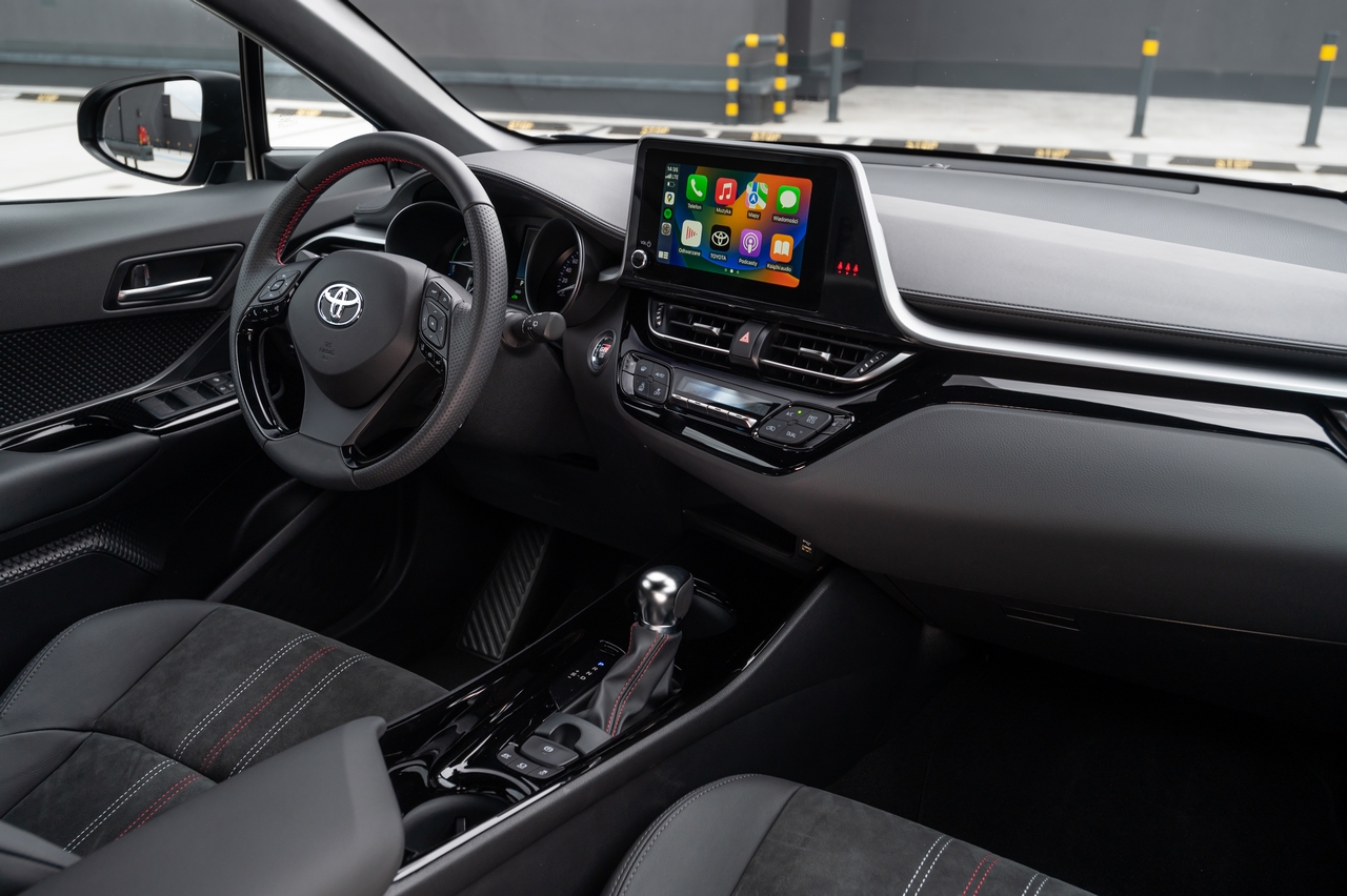 Toyota C-HR z napędem hybrydowym 2.0 w cenie hybrydy 1.8. Dobrze wyposażony crossover z rabatem do 11,5 tys. zł