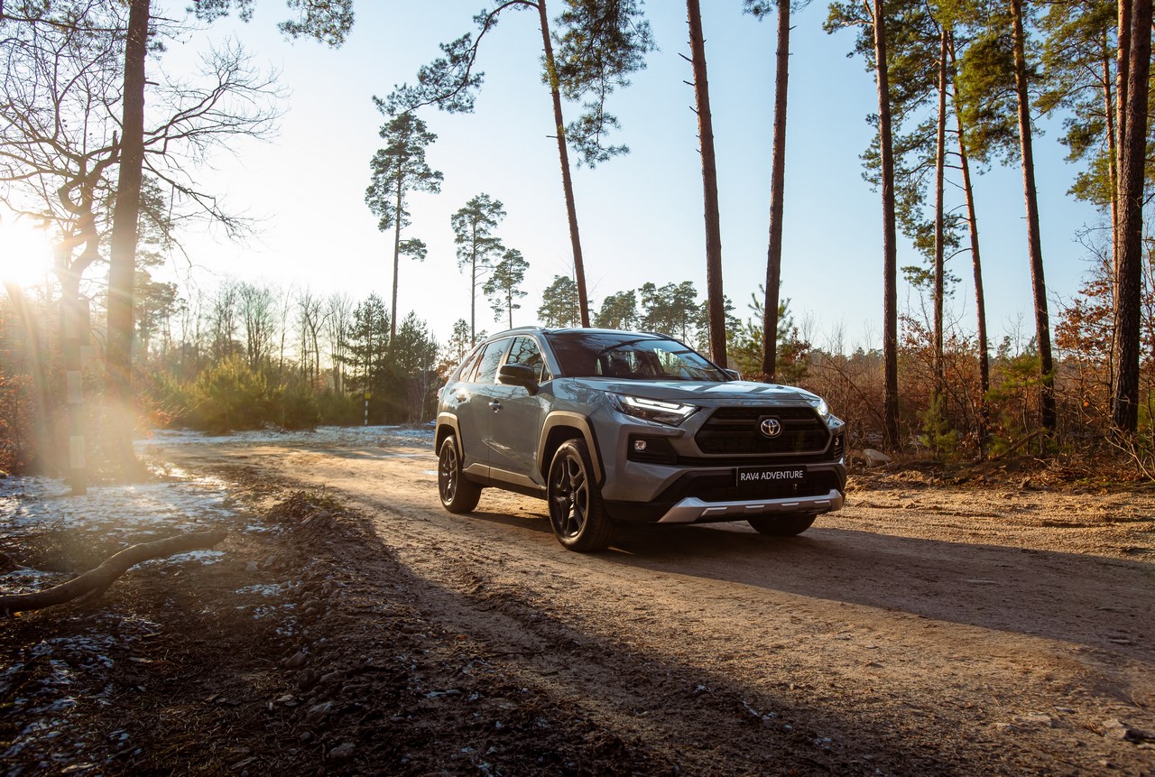 Od pierwszego Land Cruisera do elektrycznego bZ4X. Ponad 70 lat napędów 4x4 w samochodach Toyoty