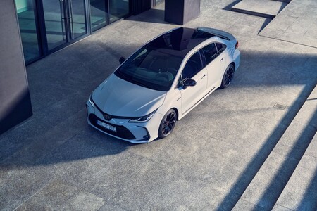 Oferta „od ręki” na Toyotę Corollę Sedan 1.5 l 125 KM. Rodzinna limuzyna w cenie hatchbacka z segmentu B