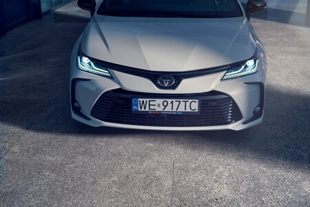 Oferta „od ręki” na Toyotę Corollę Sedan 1.5 l 125 KM. Rodzinna limuzyna w cenie hatchbacka z segmentu B