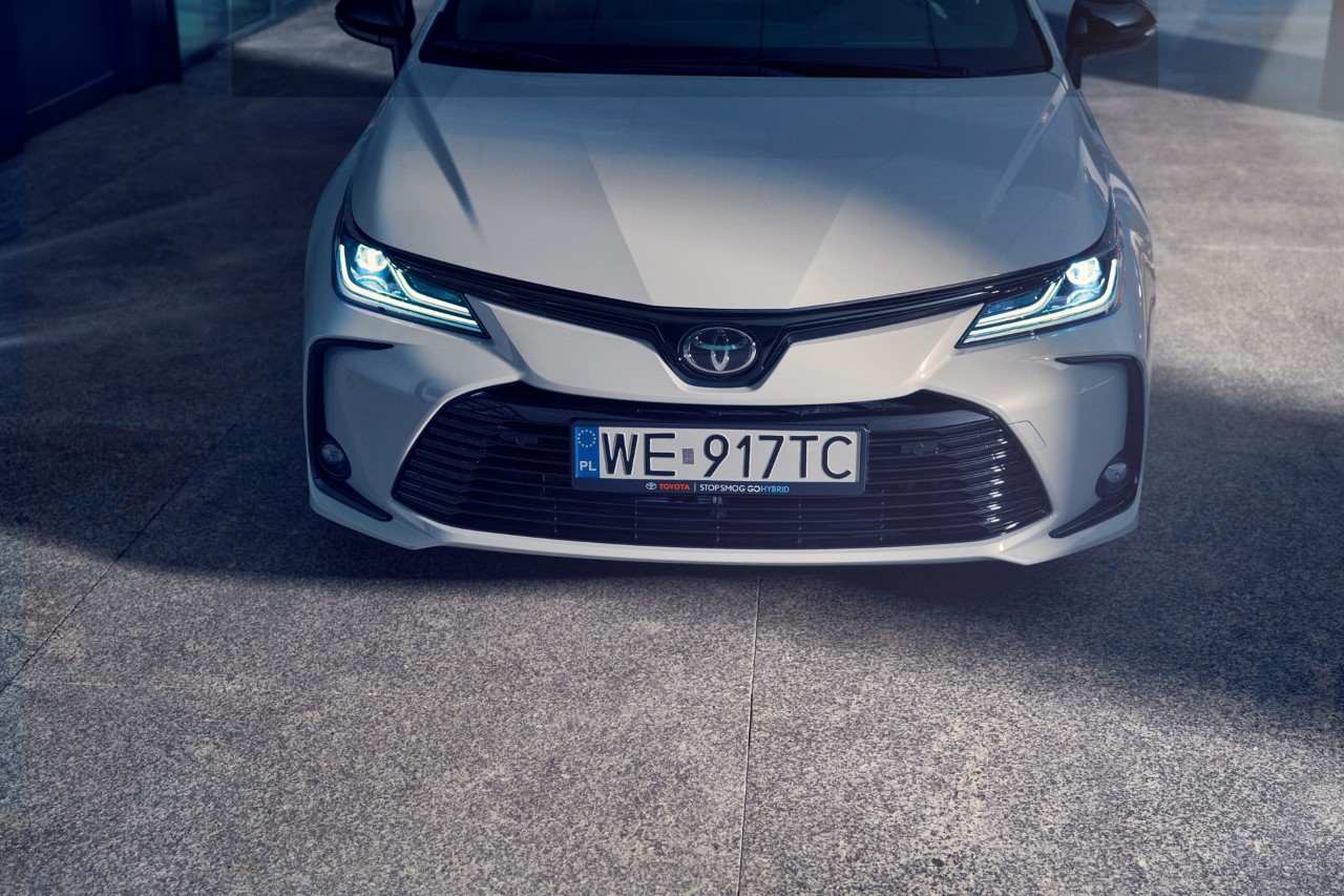 Oferta „od ręki” na Toyotę Corollę Sedan 1.5 l 125 KM. Rodzinna limuzyna w cenie hatchbacka z segmentu B