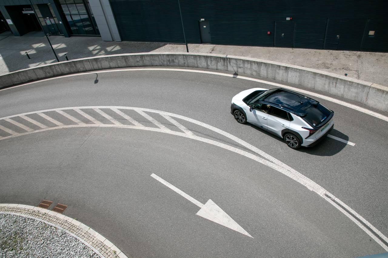 Elektryczna Toyota bZ4X na polskim rynku z dwoma napędami