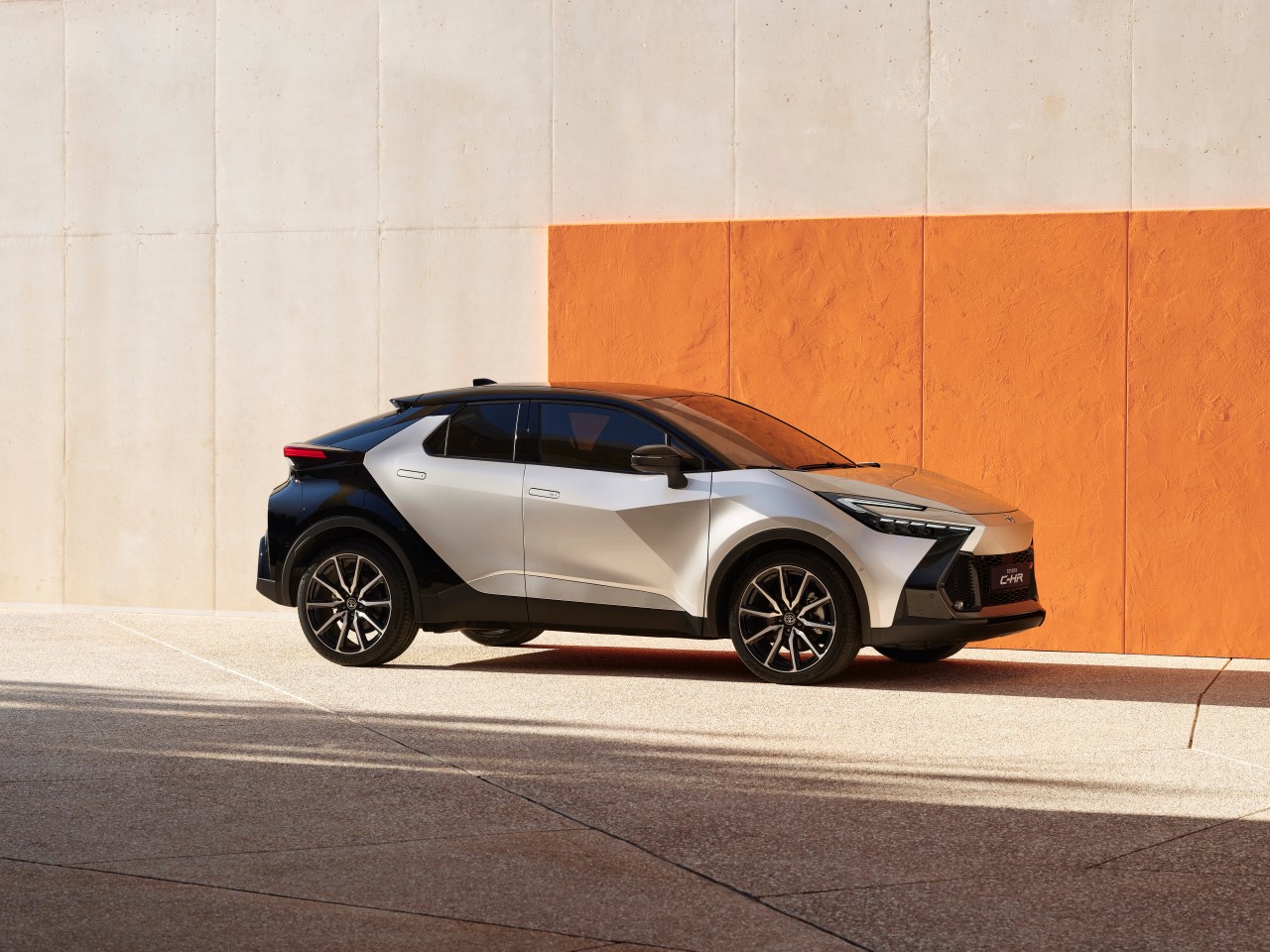 Nowa Toyota C-HR w wersji Plug-In Hybrid dołącza do oferty. Ceny od 189 900 zł