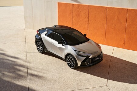 Nowa Toyota C-HR w wersji Plug-In Hybrid dołącza do oferty. Ceny od 189 900 zł