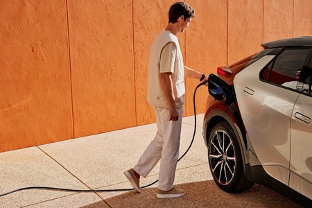 Nowa Toyota C-HR w wersji Plug-In Hybrid dołącza do oferty. Ceny od 189 900 zł