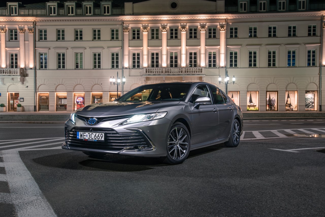 Dni Otwarte w salonach Toyoty ostatnim akcentem programu „Sezonowa Wyprzedaż”. Specjalna oferta aut dostępnych „od ręki” z dodatkowymi rabatami sięgającymi nawet 69 tys. zł