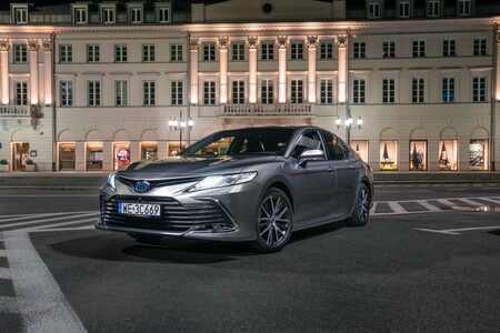 Dni Otwarte w salonach Toyoty ostatnim akcentem programu „Sezonowa Wyprzedaż”. Specjalna oferta aut dostępnych „od ręki” z dodatkowymi rabatami sięgającymi nawet 69 tys. zł