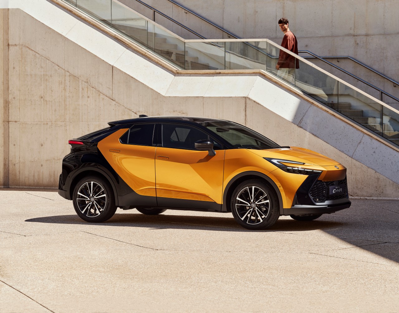 Nowa Toyota C-HR i inne ikony Toyoty podczas pokazów w salonach w całej Polsce