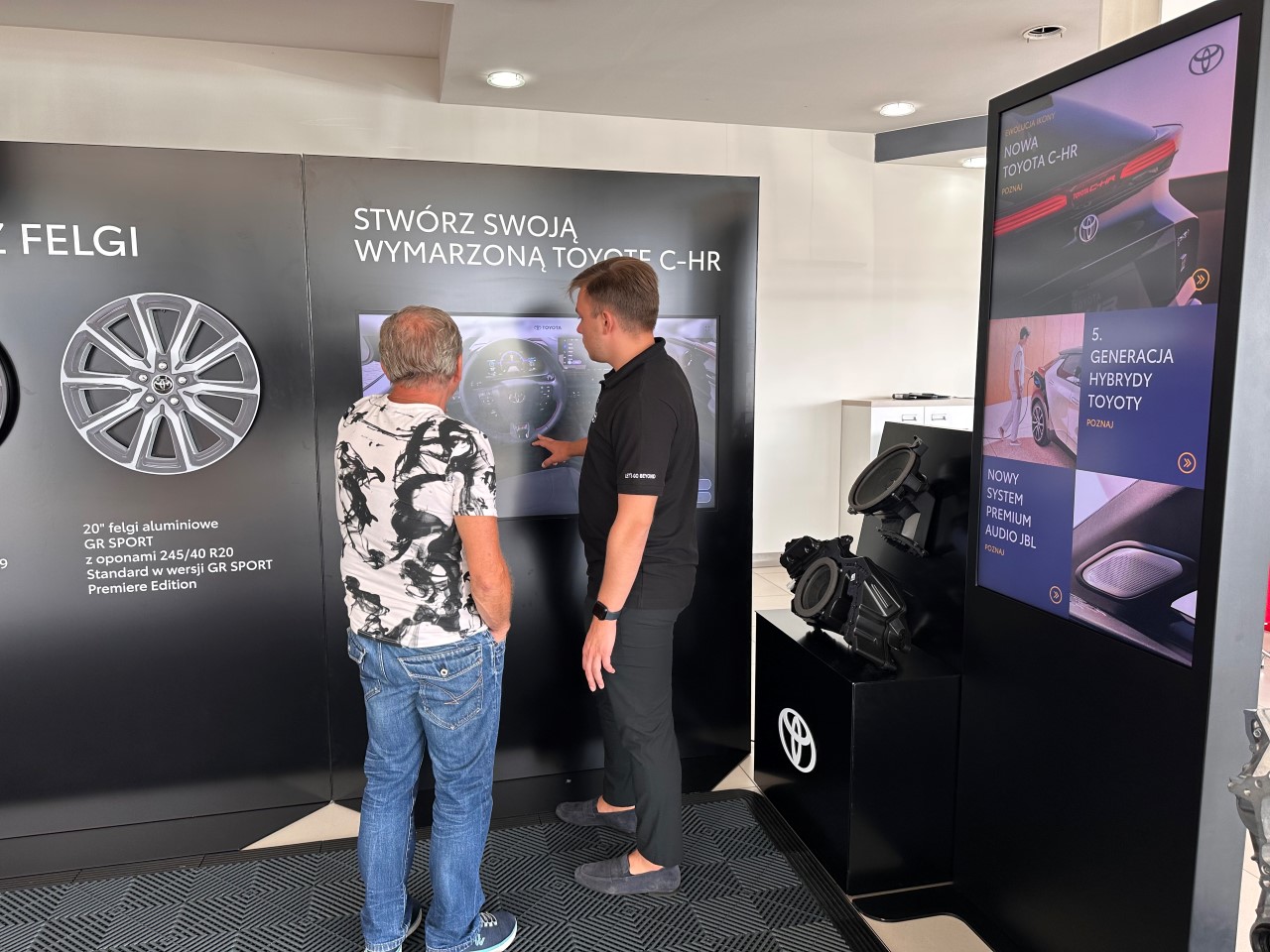 Już ponad 15 tys. osób na pokazach nowej Toyoty C-HR w salonach w całej Polsce