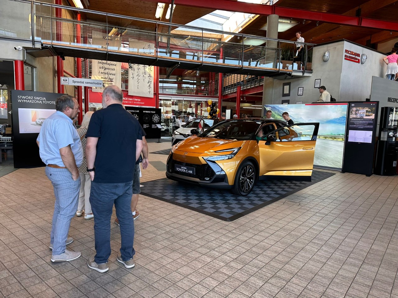Już ponad 15 tys. osób na pokazach nowej Toyoty C-HR w salonach w całej Polsce
