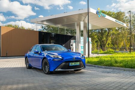 Wodorową Toyotę Mirai zatankujesz w Warszawie. 650 km zasięgu w samochodzie, który oczyszcza powietrze
