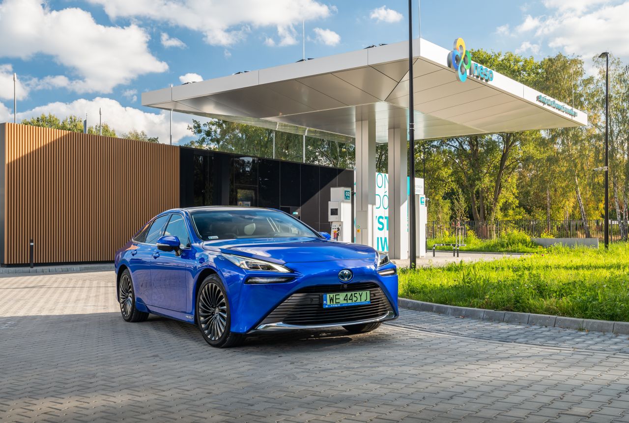 Wodorową Toyotę Mirai zatankujesz w Warszawie. 650 km zasięgu w samochodzie, który oczyszcza powietrze