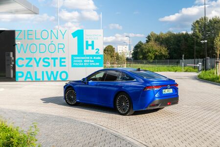 Wodorową Toyotę Mirai zatankujesz w Warszawie. 650 km zasięgu w samochodzie, który oczyszcza powietrze