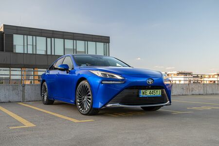 Wodorową Toyotę Mirai zatankujesz w Warszawie. 650 km zasięgu w samochodzie, który oczyszcza powietrze