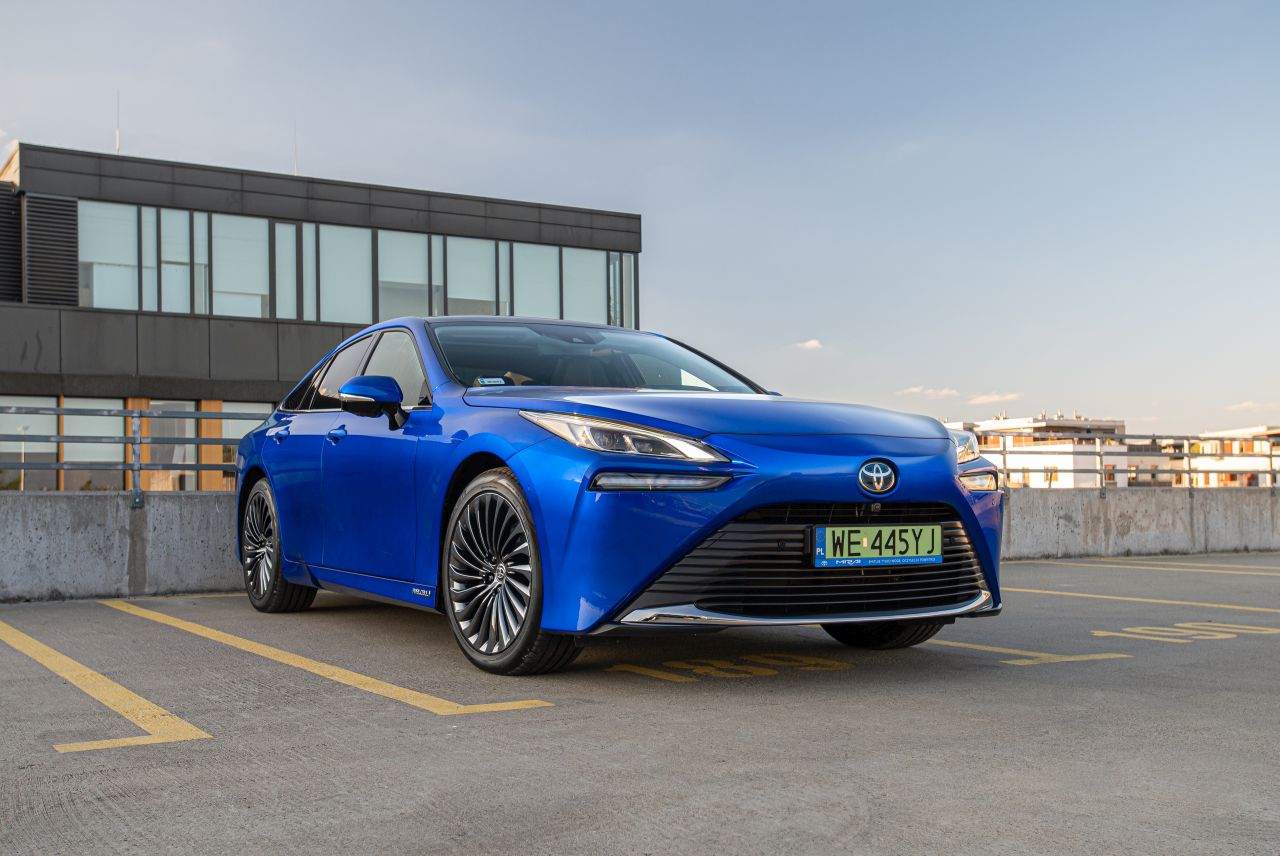 Wodorową Toyotę Mirai zatankujesz w Warszawie. 650 km zasięgu w samochodzie, który oczyszcza powietrze