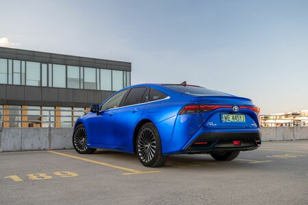 Wodorową Toyotę Mirai zatankujesz w Warszawie. 650 km zasięgu w samochodzie, który oczyszcza powietrze