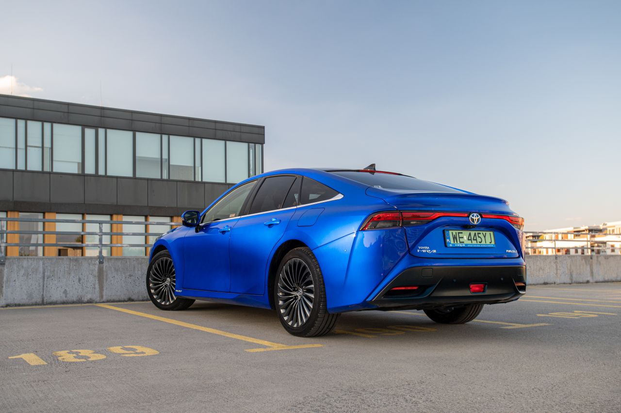 Wodorową Toyotę Mirai zatankujesz w Warszawie. 650 km zasięgu w samochodzie, który oczyszcza powietrze